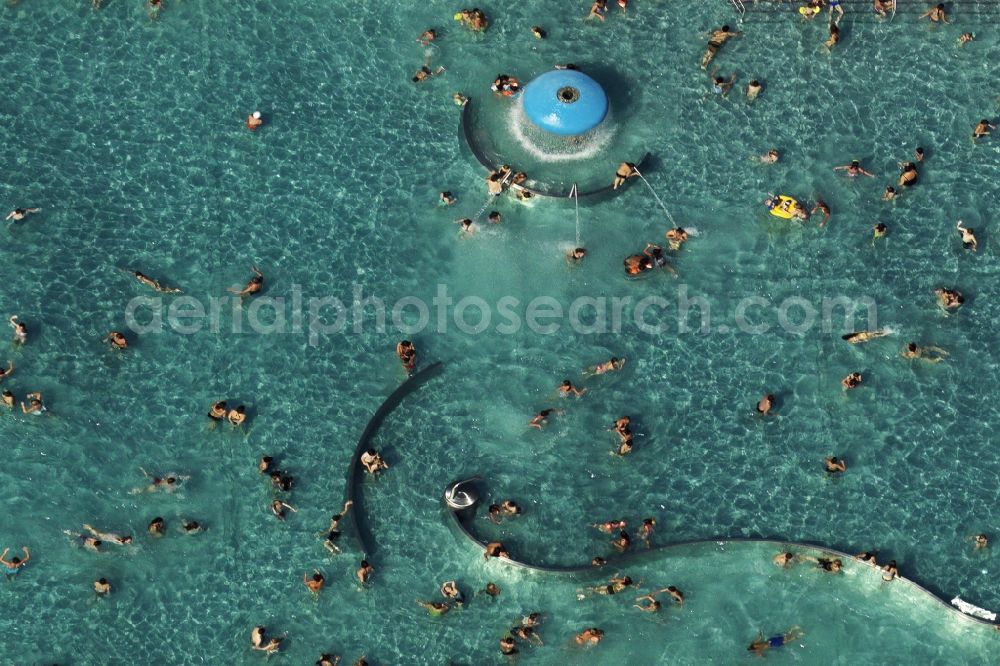 Aerial photograph München - Swimming pools and lawns of the outdoor pool Westbad in Munich in Bavaria