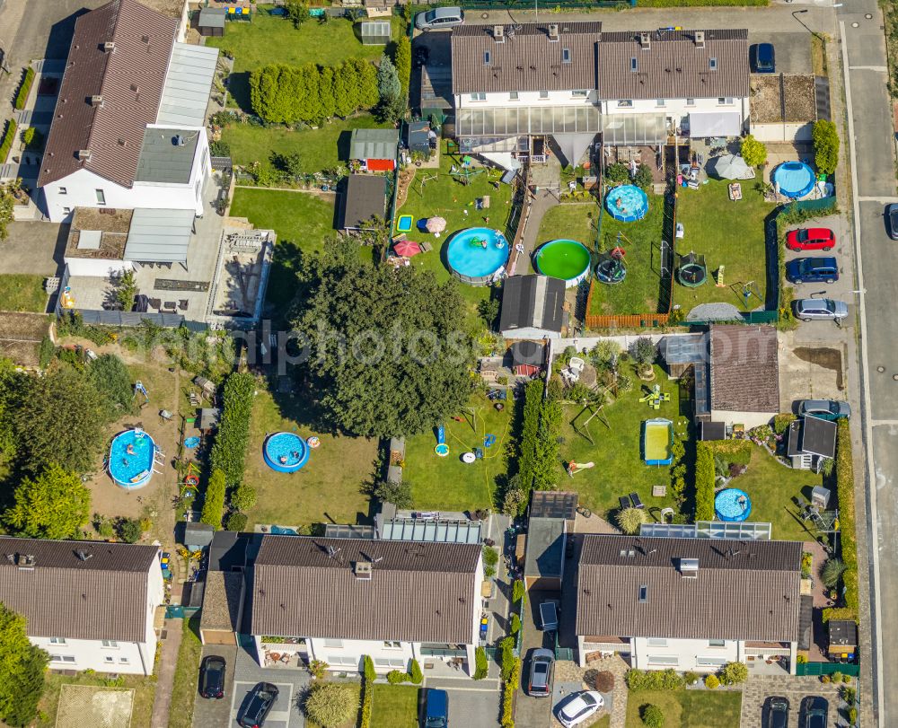 Dorsten from above - Refreshing swim in the blue pool - swimming pool in single-family house gardens on street Sauerlandstrasse in Dorsten at Ruhrgebiet in the state North Rhine-Westphalia, Germany