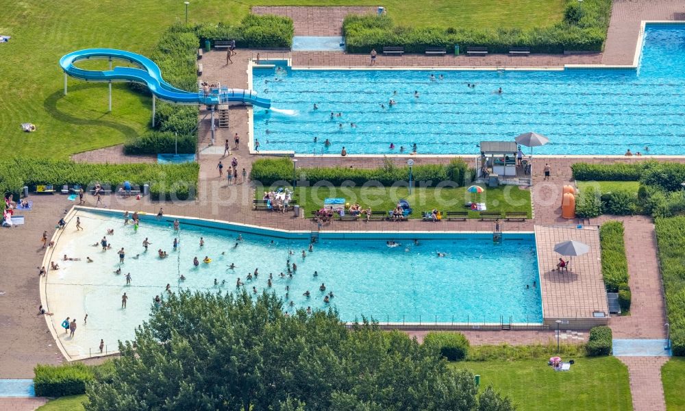 Bergkamen from above - Refreshing swim in the blue pool - swimming pool of Wellenbad in the district Weddinghofen in Bergkamen in the state North Rhine-Westphalia, Germany