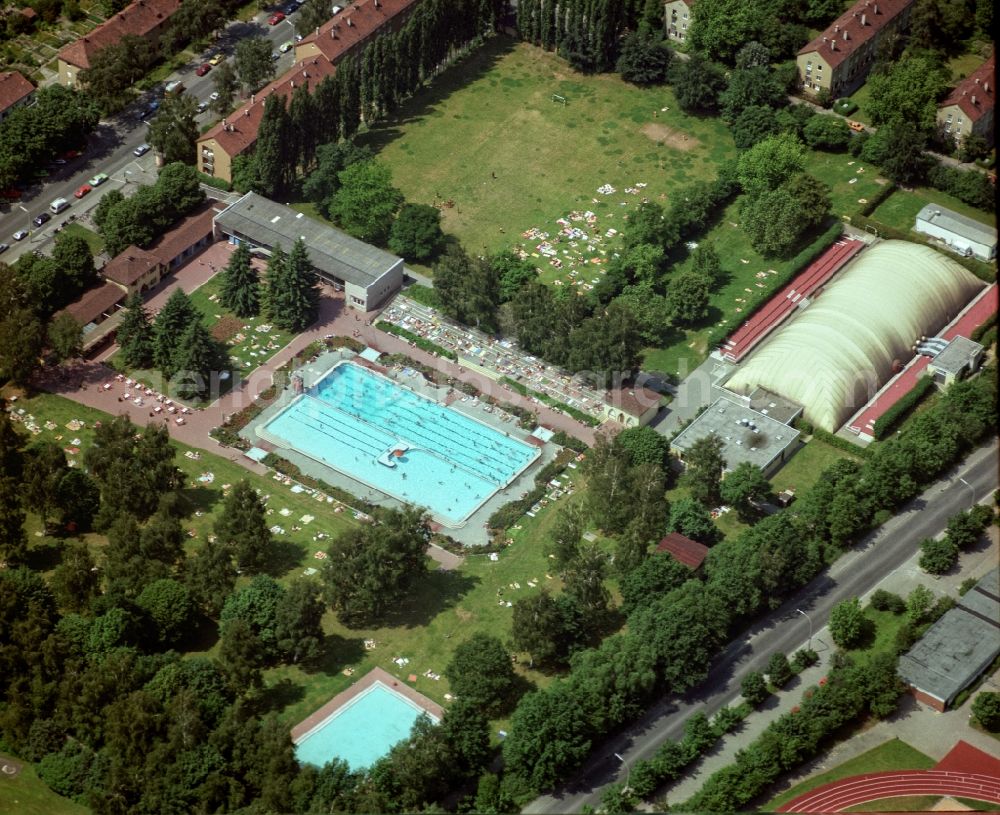 Aerial photograph Erlangen - Swimming pool of the Roethelheimbad mit Hannah-Stockbauer-Halle Erlangen in Erlangen in the state Bavaria, Germany