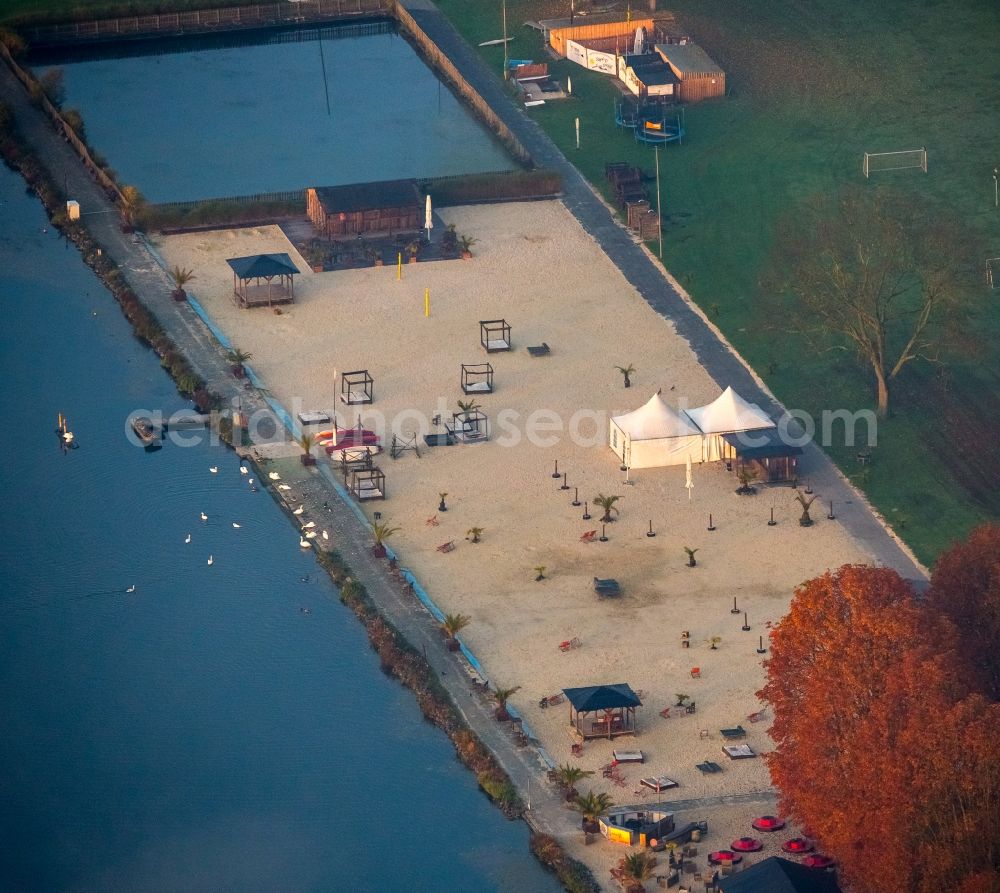 Aerial photograph Essen - Swimming pool and sand beach of the autumnal open air swimming pool Seaside Beach Baldeney on the riverbank of the Ruhr in Essen in the state of North Rhine-Westphalia