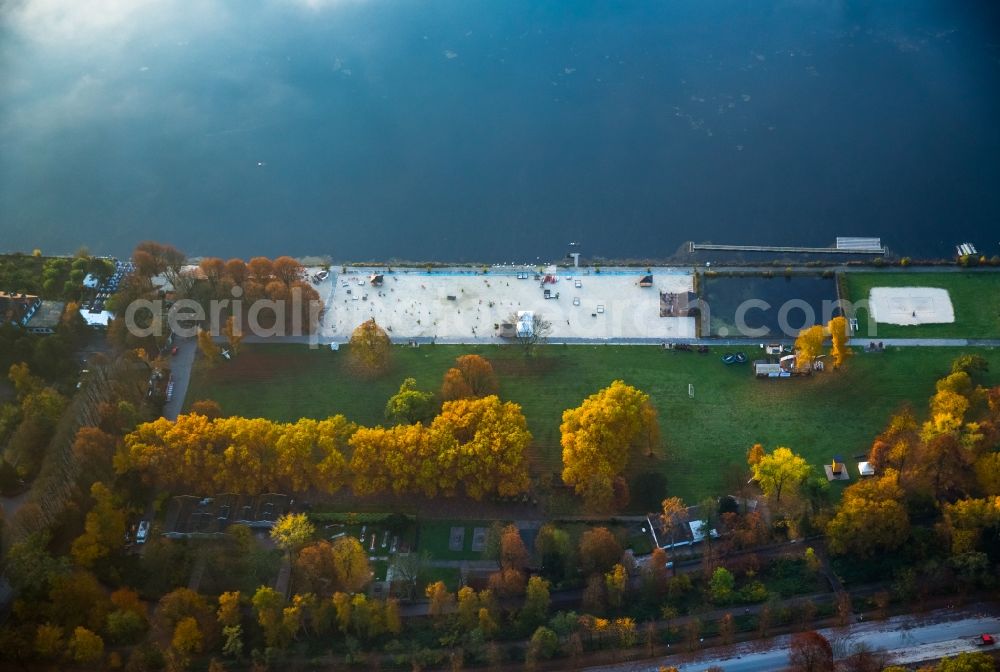 Essen from above - Swimming pool and sand beach of the autumnal open air swimming pool Seaside Beach Baldeney on the riverbank of the Ruhr in Essen in the state of North Rhine-Westphalia