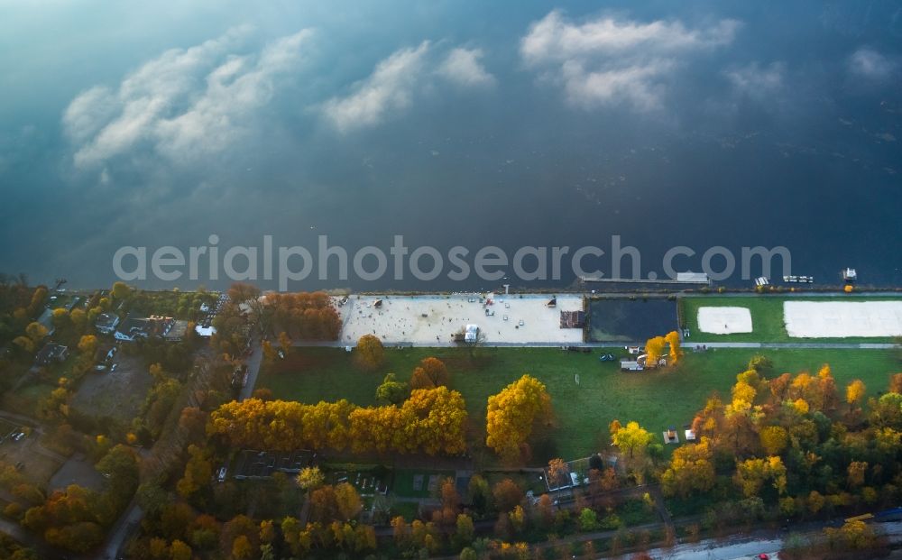 Essen from the bird's eye view: Swimming pool and sand beach of the autumnal open air swimming pool Seaside Beach Baldeney on the riverbank of the Ruhr in Essen in the state of North Rhine-Westphalia