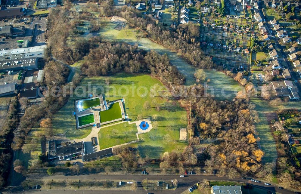 Bochum from above - Swimming pools of the wave outdoor swimming pool south field mark in the district field Guennig in Bochum in the federal state North Rhine-Westphalia