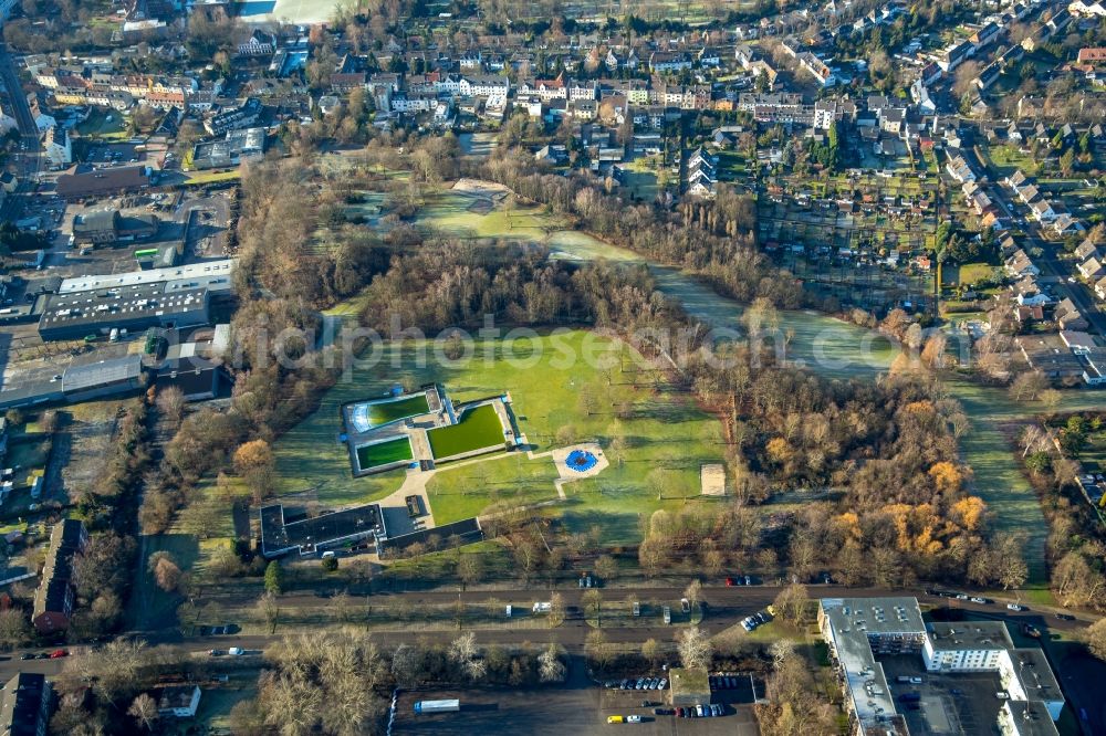 Aerial image Bochum - Swimming pools of the wave outdoor swimming pool south field mark in the district field Guennig in Bochum in the federal state North Rhine-Westphalia