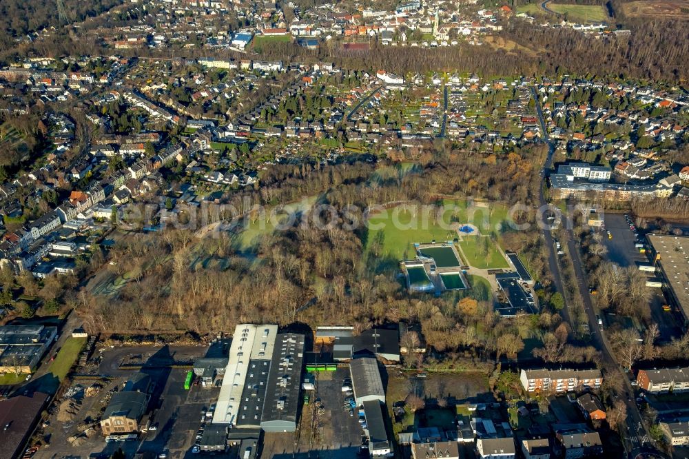 Bochum from the bird's eye view: Swimming pools of the wave outdoor swimming pool south field mark in the district field Guennig in Bochum in the federal state North Rhine-Westphalia