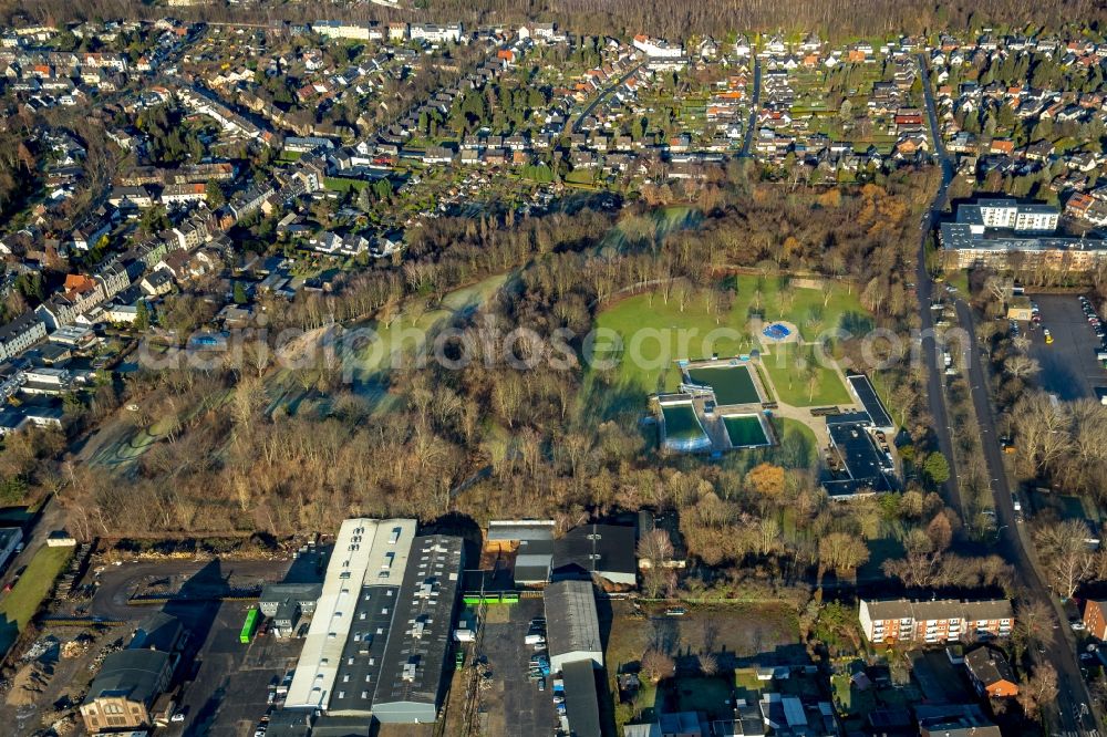 Bochum from above - Swimming pools of the wave outdoor swimming pool south field mark in the district field Guennig in Bochum in the federal state North Rhine-Westphalia