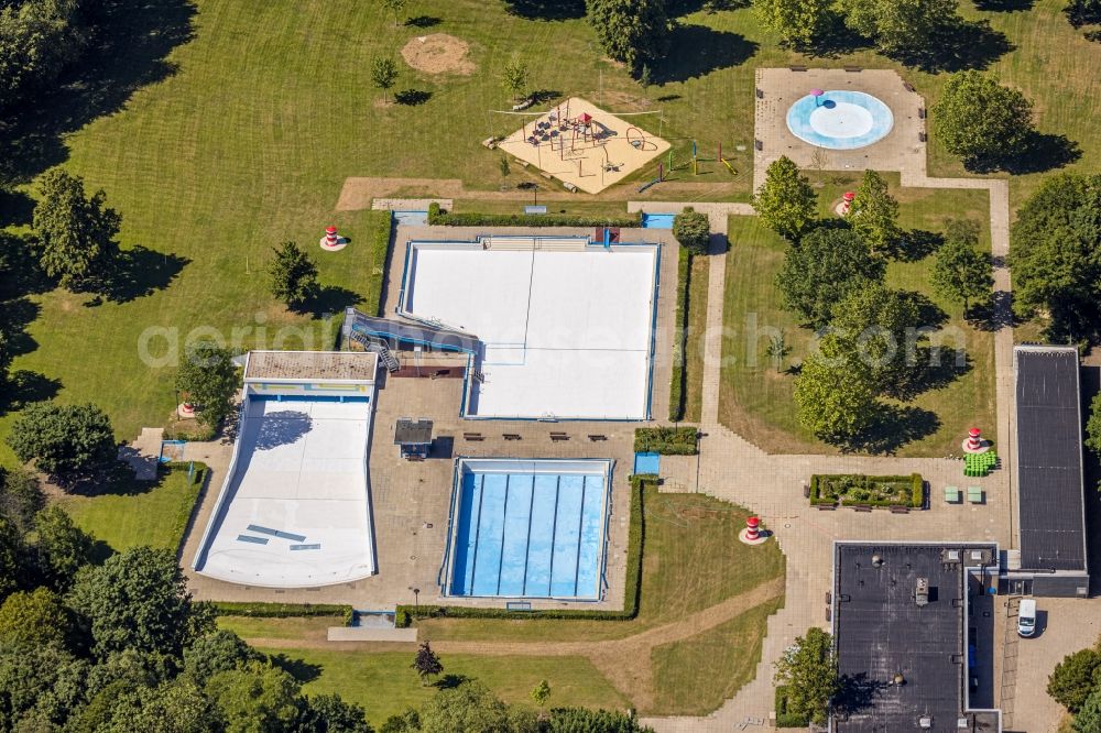 Aerial image Bochum - Swimming pools of the wave outdoor swimming pool south field mark in the district field Guennig in Bochum in the federal state North Rhine-Westphalia