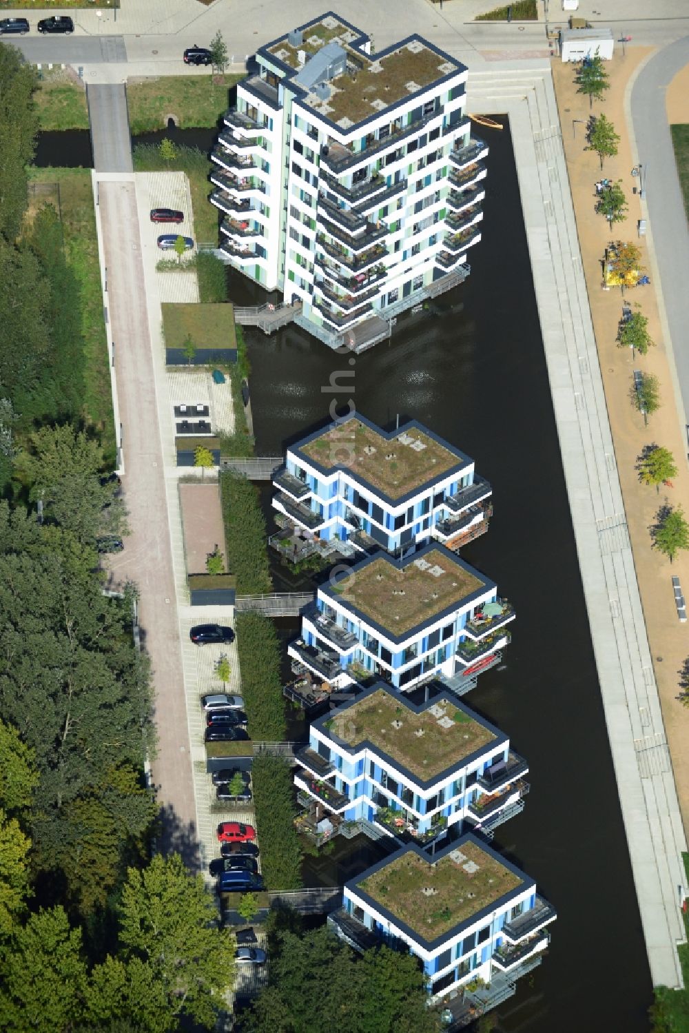 Aerial image Hamburg - Floating houses on the island park of the IGS in Hamburg - Wilhelmsburg