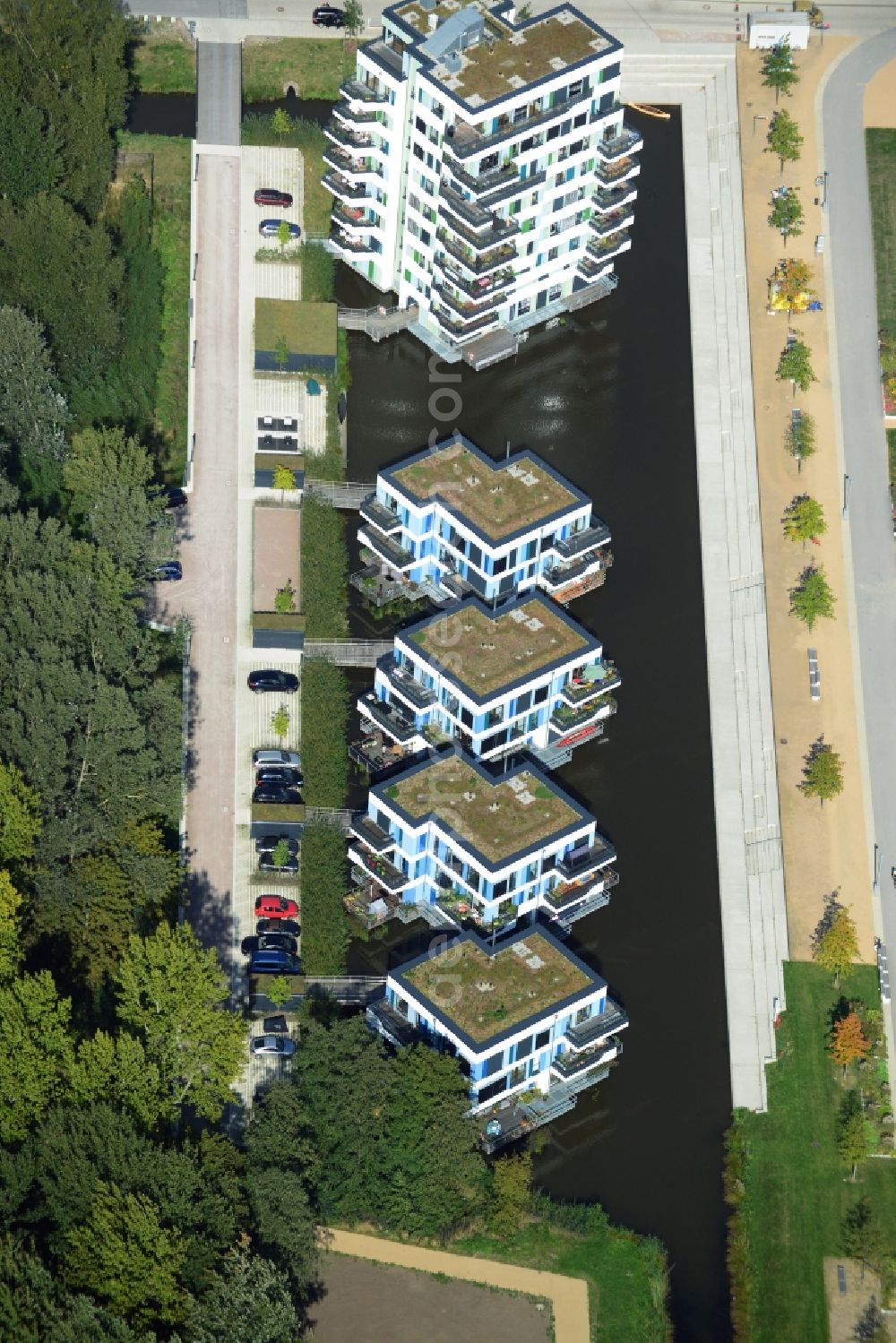 Aerial photograph Hamburg - Floating houses on the island park of the IGS in Hamburg - Wilhelmsburg