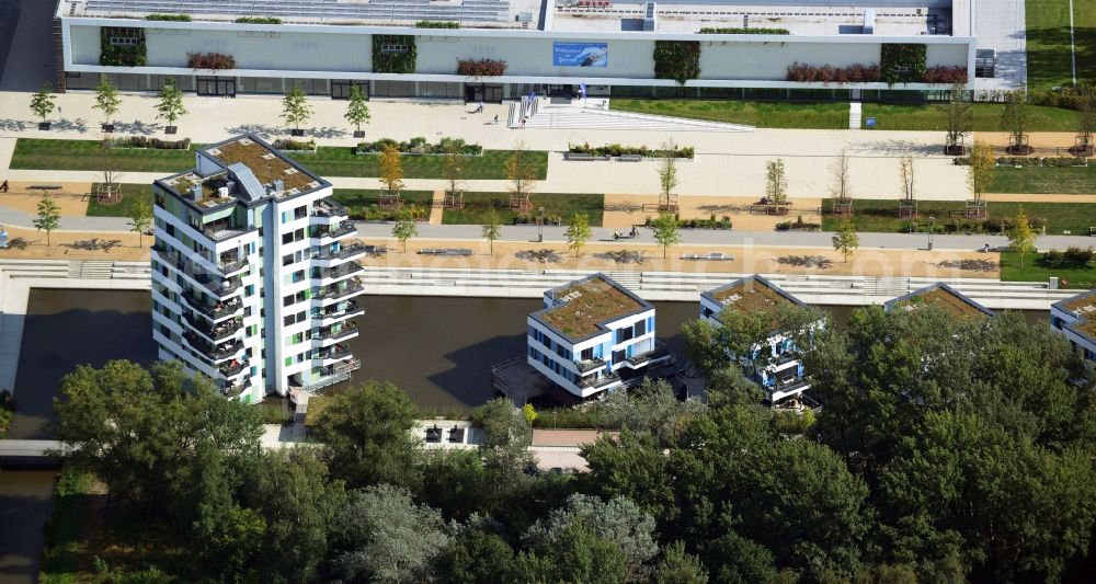 Hamburg from the bird's eye view: Floating houses on the island park of the IGS in Hamburg - Wilhelmsburg