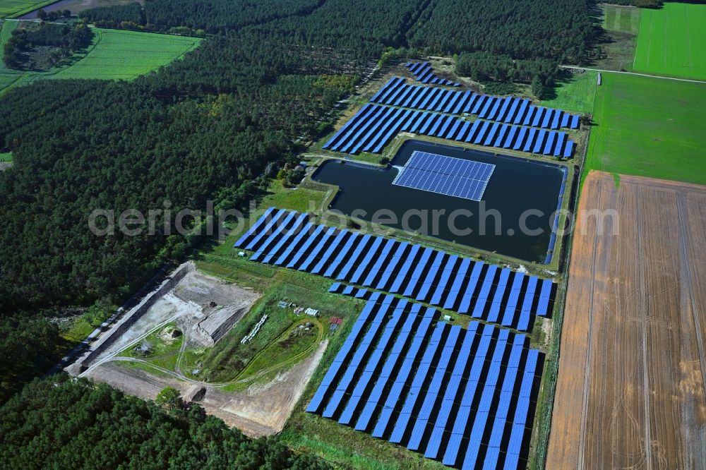 Aerial image Salzwedel - Floating solar power plant and panels of photovoltaic systems on the surface of the water auf einem Wasserzwischenspeicher in the district Osterwohle in Salzwedel in the state Saxony-Anhalt, Germany