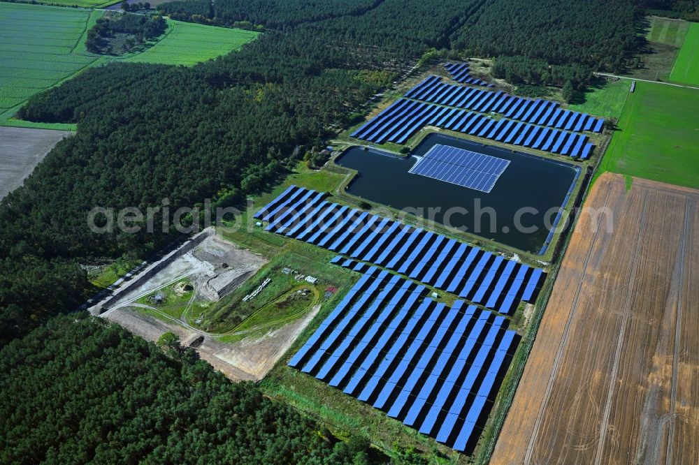 Aerial photograph Salzwedel - Floating solar power plant and panels of photovoltaic systems on the surface of the water auf einem Wasserzwischenspeicher in the district Osterwohle in Salzwedel in the state Saxony-Anhalt, Germany