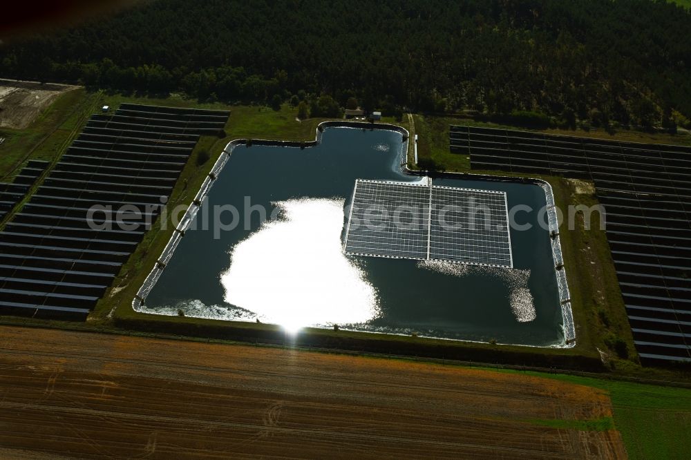 Salzwedel from the bird's eye view: Floating solar power plant and panels of photovoltaic systems on the surface of the water auf einem Wasserzwischenspeicher in the district Osterwohle in Salzwedel in the state Saxony-Anhalt, Germany