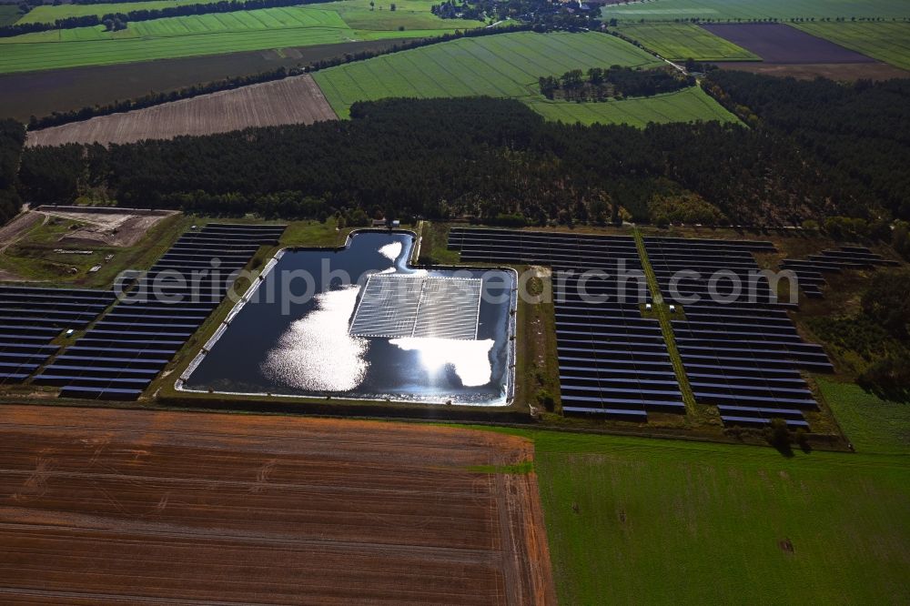 Aerial image Salzwedel - Floating solar power plant and panels of photovoltaic systems on the surface of the water auf einem Wasserzwischenspeicher in the district Osterwohle in Salzwedel in the state Saxony-Anhalt, Germany