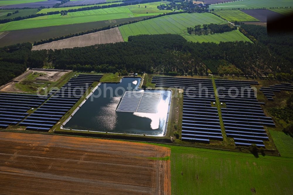 Aerial photograph Salzwedel - Floating solar power plant and panels of photovoltaic systems on the surface of the water auf einem Wasserzwischenspeicher in the district Osterwohle in Salzwedel in the state Saxony-Anhalt, Germany