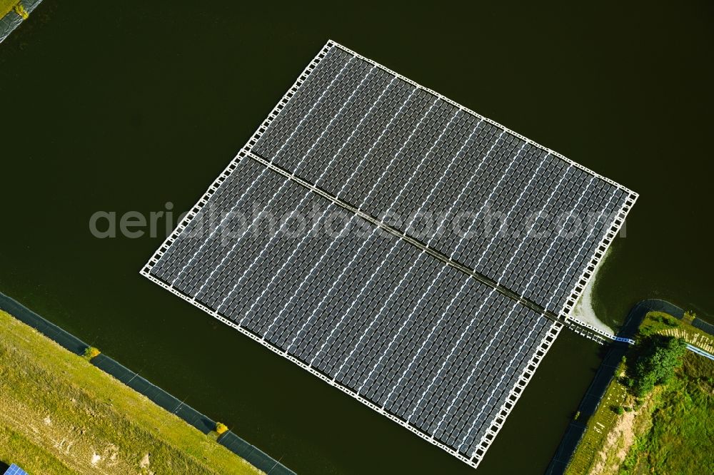 Salzwedel from above - Floating solar power plant and panels of photovoltaic systems on the surface of the water auf einem Wasserzwischenspeicher in the district Osterwohle in Salzwedel in the state Saxony-Anhalt, Germany