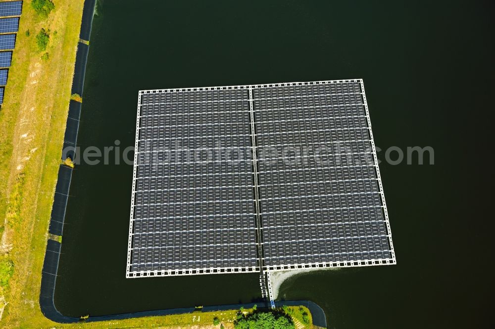 Salzwedel from the bird's eye view: Floating solar power plant and panels of photovoltaic systems on the surface of the water auf einem Wasserzwischenspeicher in the district Osterwohle in Salzwedel in the state Saxony-Anhalt, Germany