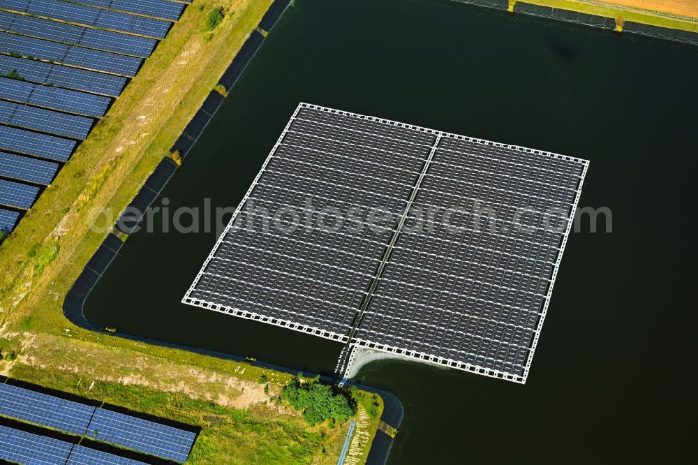 Aerial photograph Salzwedel - Floating solar power plant and panels of photovoltaic systems on the surface of the water auf einem Wasserzwischenspeicher in the district Osterwohle in Salzwedel in the state Saxony-Anhalt, Germany