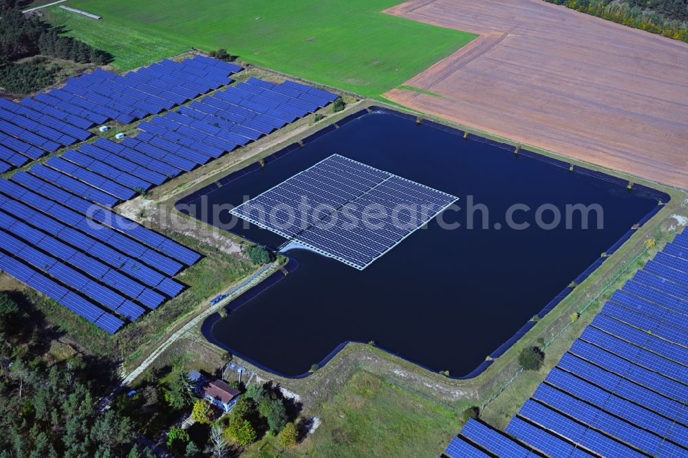 Salzwedel from above - Floating solar power plant and panels of photovoltaic systems on the surface of the water auf einem Wasserzwischenspeicher in the district Osterwohle in Salzwedel in the state Saxony-Anhalt, Germany