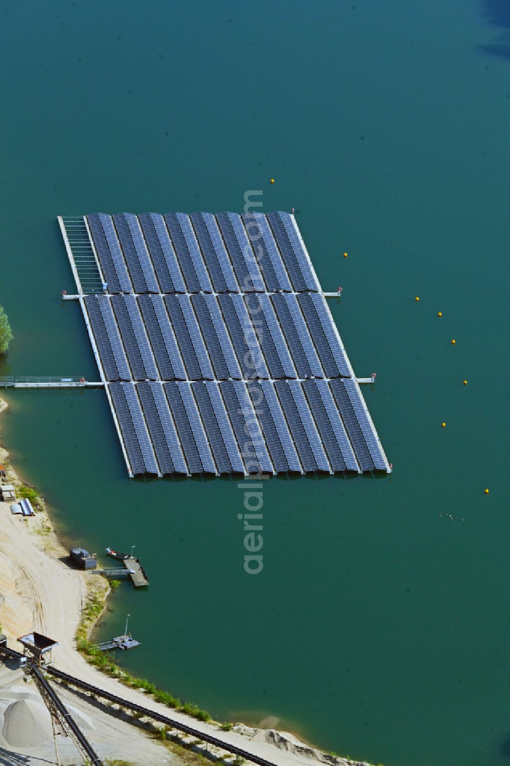 Aerial photograph Weeze - Floating solar power plant and panel fields of photovoltaic systems on the water surface on the gravel mining lake of GMG Weeze Kies GmbH & Co.KG on the street Vorselaer in Weeze in the federal state of North Rhine-Westphalia, Germany