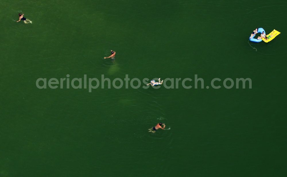 Chiemsee from the bird's eye view: Schwimmer und Badende im Chiemsee im Bundesland Bayern. Der Chiemsee, auch Bayerisches Meer genannt, ist der drittgrößte See Deutschlands. Die Landschaft um den Chiemsee, der Chiemgau, ist eines der beliebtesten Erholungsgebiete Bayerns. Der See selbst ist besonders im Sommer beliebtes Badedominizil. / Swimmers and watersports enthusiasts in the Chiemsee Lake in the state of Bavaria. The Chiemsee, also called the Bavarian Sea, is the third largest lake in Germany. The region around the lake, the Chiemgau, is one of the most favoured recreational areas of Bavaria. The lake itself is a renowned watersports and leisure area.