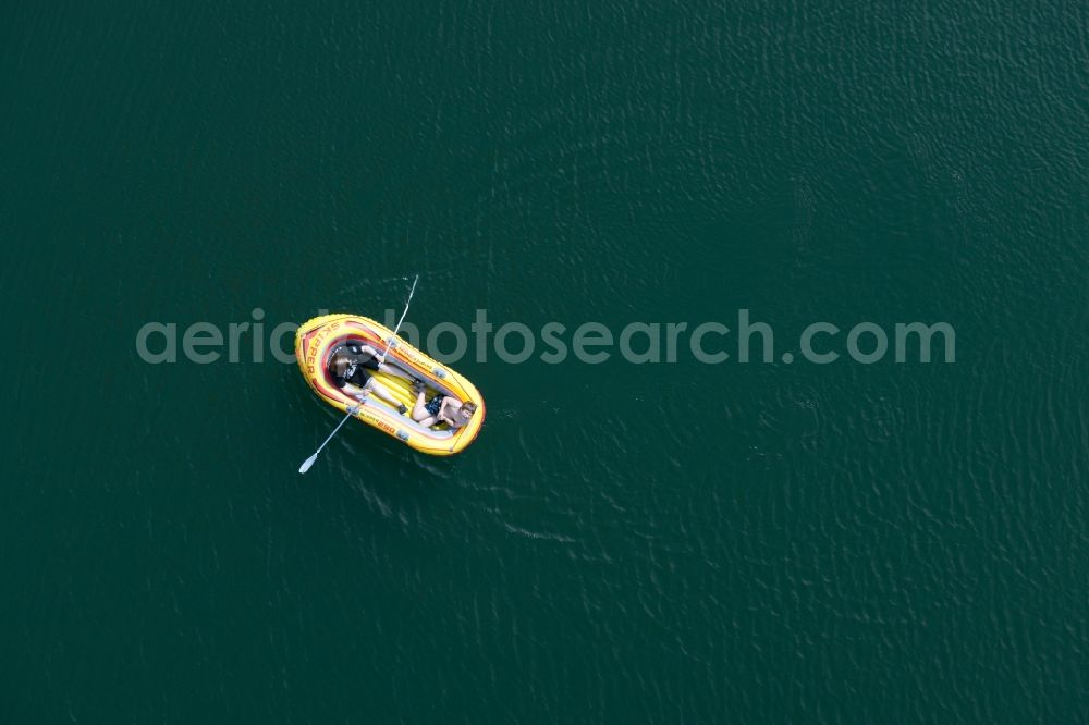 Aerial photograph Hückeswagen - Dam and shore areas at the lake Bewertalsperre in Hueckeswagen in the state North Rhine-Westphalia, Germany, Swimmers, bathing people