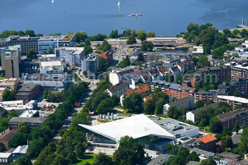 Hamburg from the bird's eye view: Swimming pool Alster-Schwimmhalle on Ifflandstrasse - Sechslingspforte in the district of Hohenfelde in Hamburg, Germany