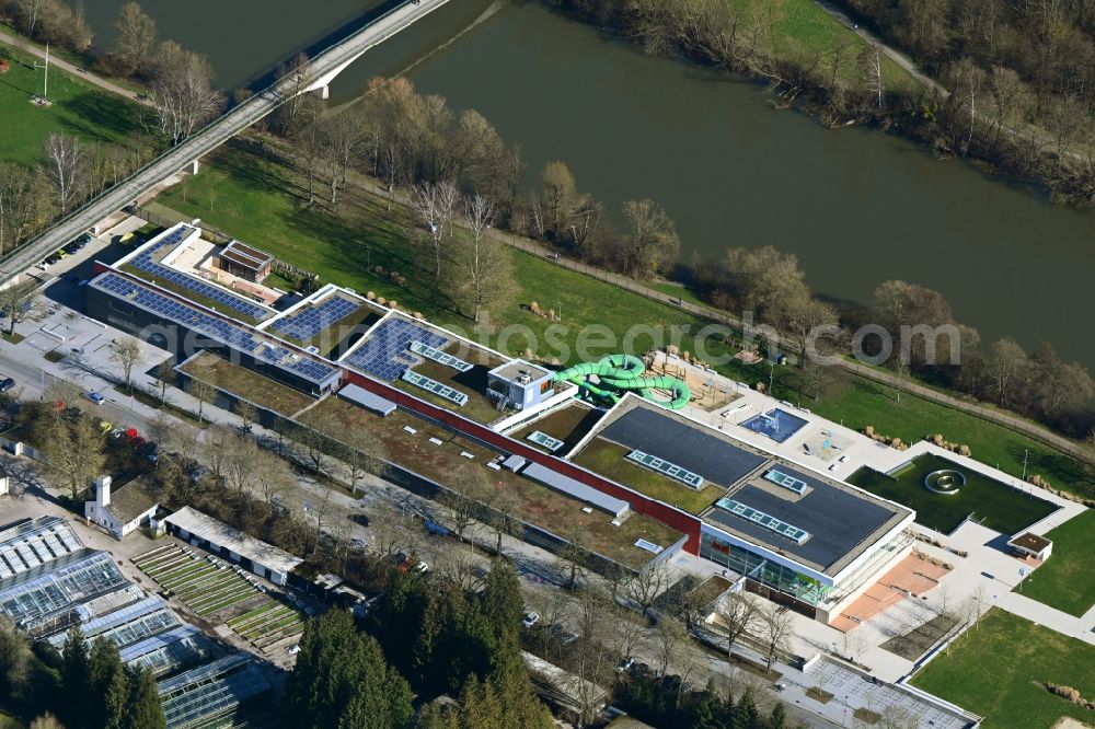 Kassel from above - Indoor swimming pool of Auebad Kassel with Freibad - Schwimmbecken - Rutsche on Auedamm in the district Sued in Kassel in the state Hesse, Germany