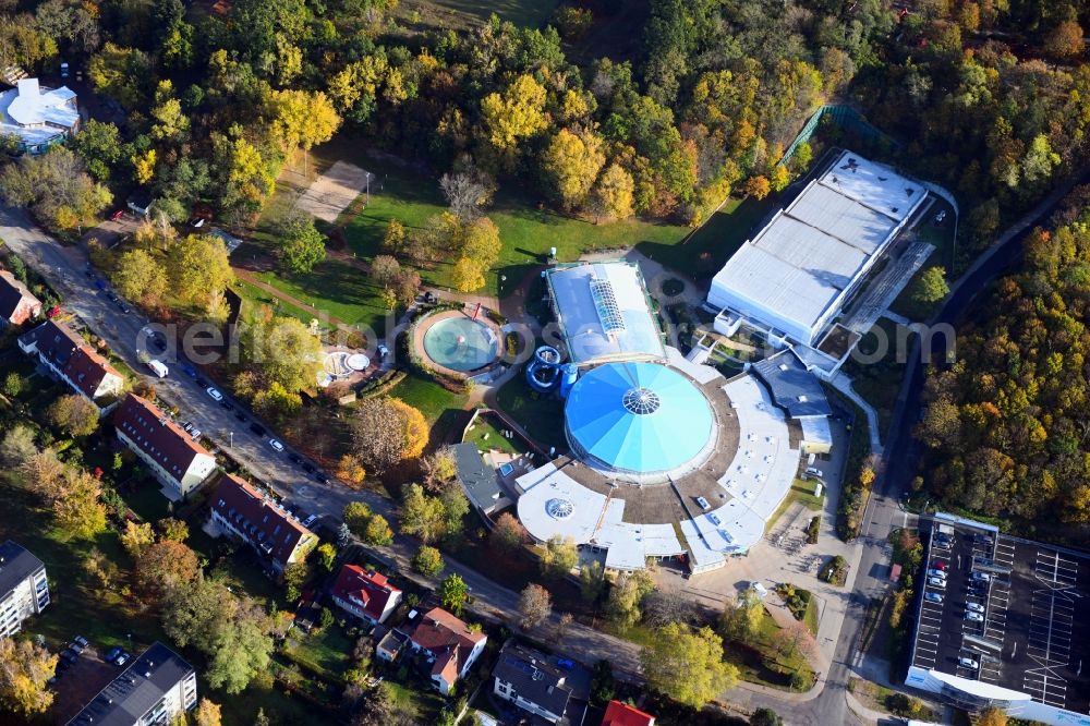 Brandenburg an der Havel from the bird's eye view: Swimming pool and outdoor pool of the leisure facility Marienbad in Brandenburg on the Havel in Brandenburg, Germany