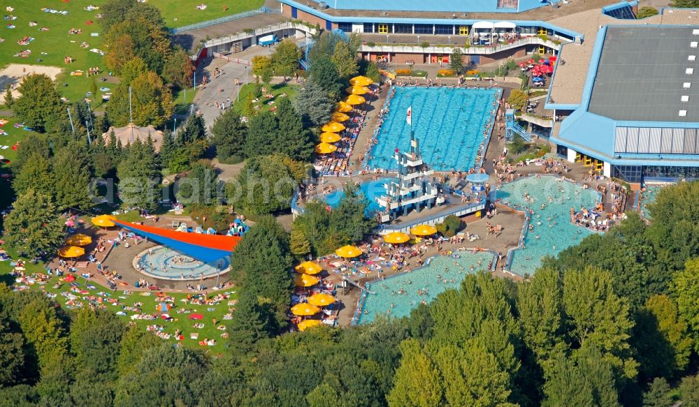 Gelsenkirchen from the bird's eye view: Indoor pool, outdoor pool and Emscher-Lippe-Halle in Gelsenkirchen in North Rhine-Westphalia