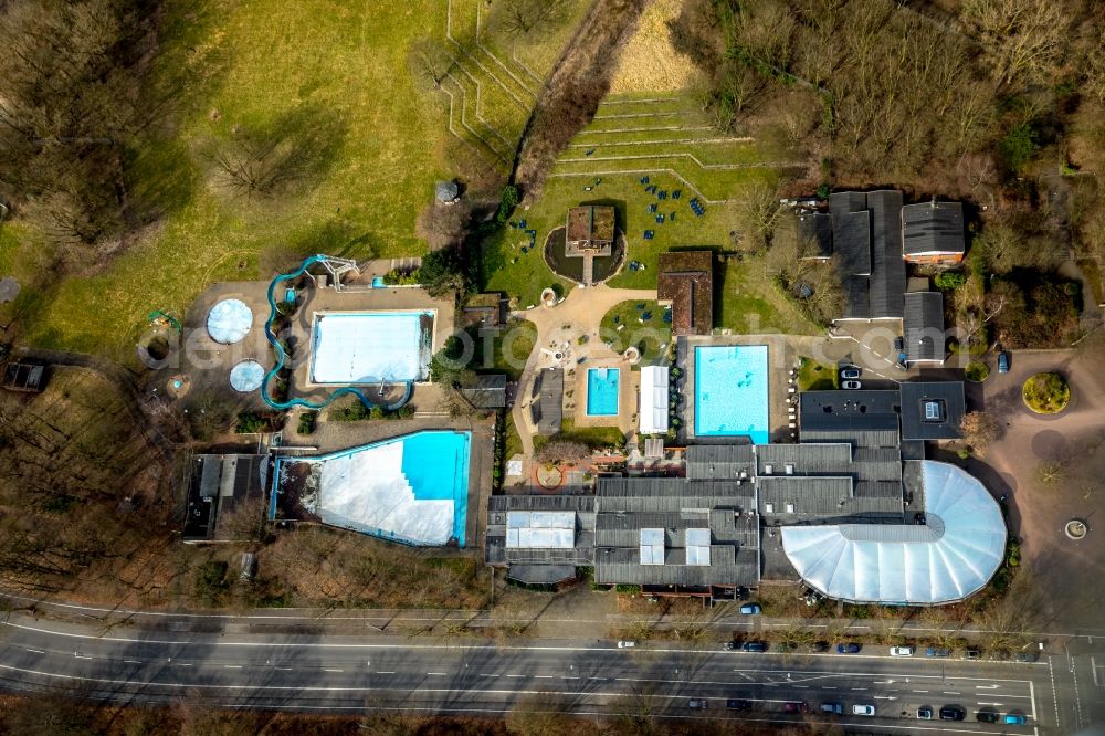 Aerial image Oberhausen - Indoor swimming pool and swimming pool of the swimming pool Solbad Vonderort in Oberhausen in North Rhine-Westphalia