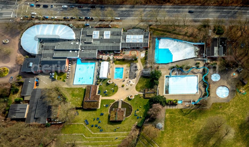 Aerial photograph Oberhausen - Indoor swimming pool and swimming pool of the swimming pool Solbad Vonderort in Oberhausen in North Rhine-Westphalia