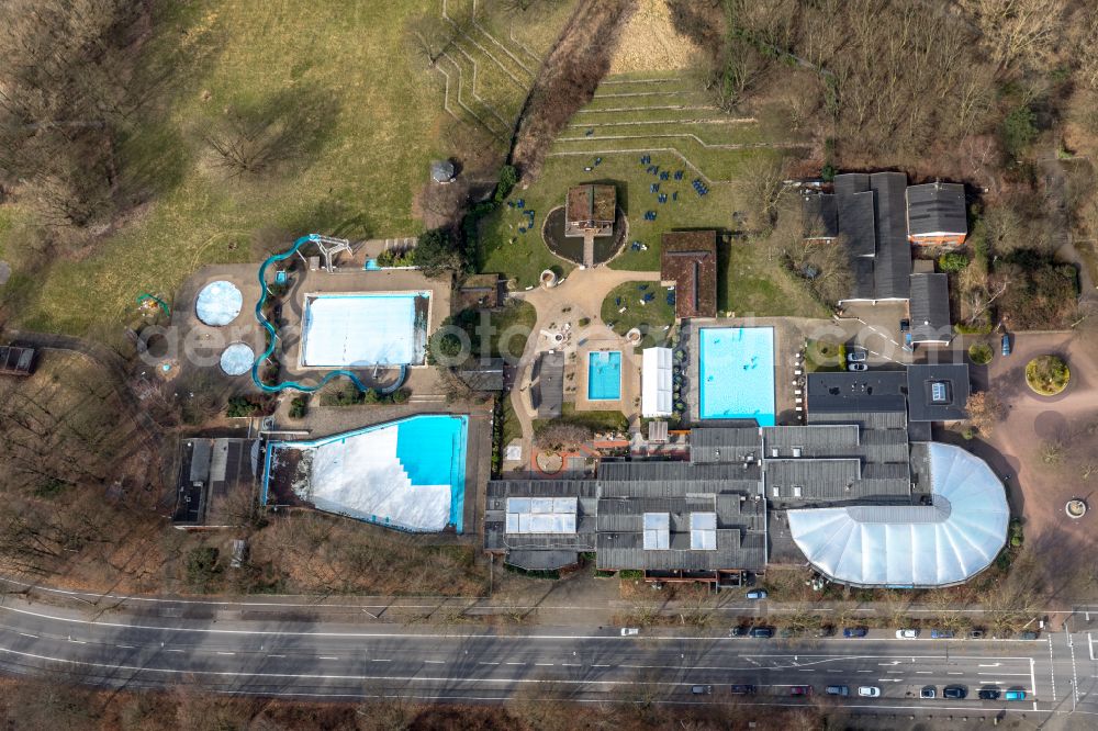 Oberhausen from above - Indoor swimming pool and swimming pool of the swimming pool Solbad Vonderort in Oberhausen in North Rhine-Westphalia