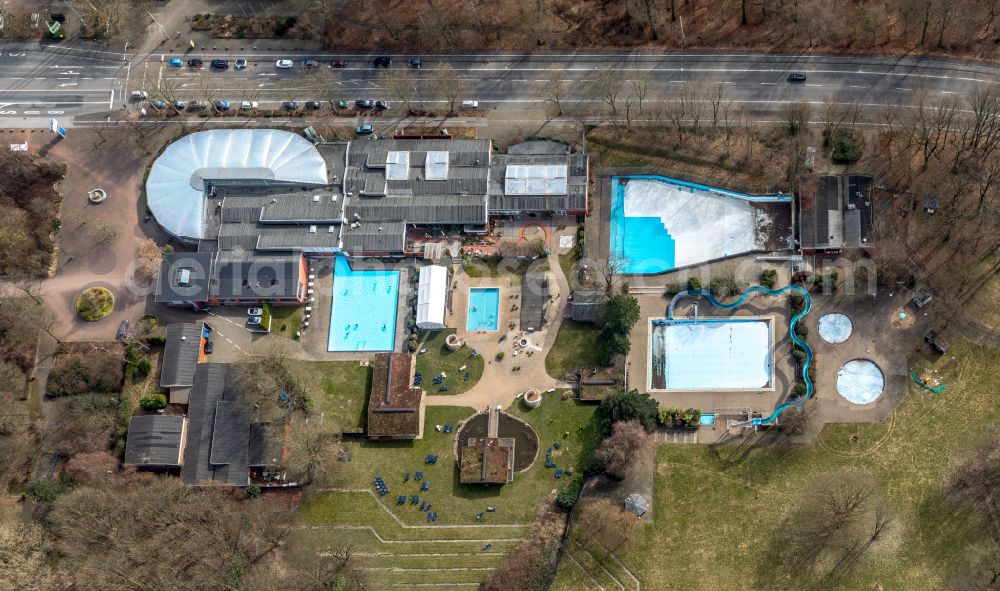 Oberhausen from the bird's eye view: Indoor swimming pool and swimming pool of the swimming pool Solbad Vonderort in Oberhausen in North Rhine-Westphalia