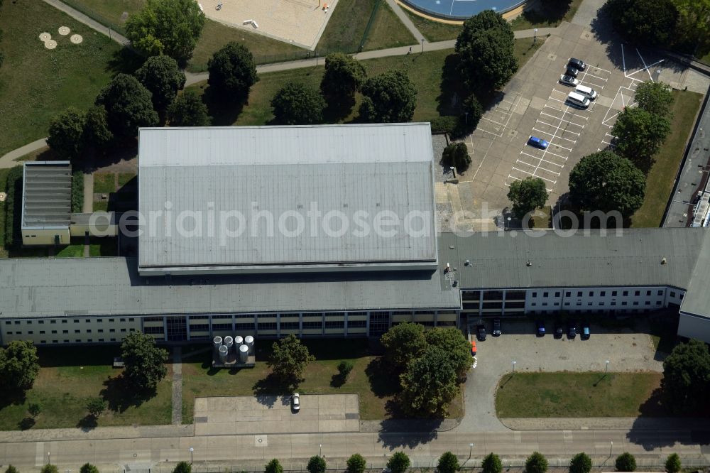 Aerial photograph Berlin - Swimming hall and indoor pool of the Sportforum Hohenschoenhausen in the Alt-Hohenschoenhausen part of the district of Lichtenberg in Berlin in Germany. The second largest sports and training facilities of Berlin include a complex of sports halls which are listed as protected buildings