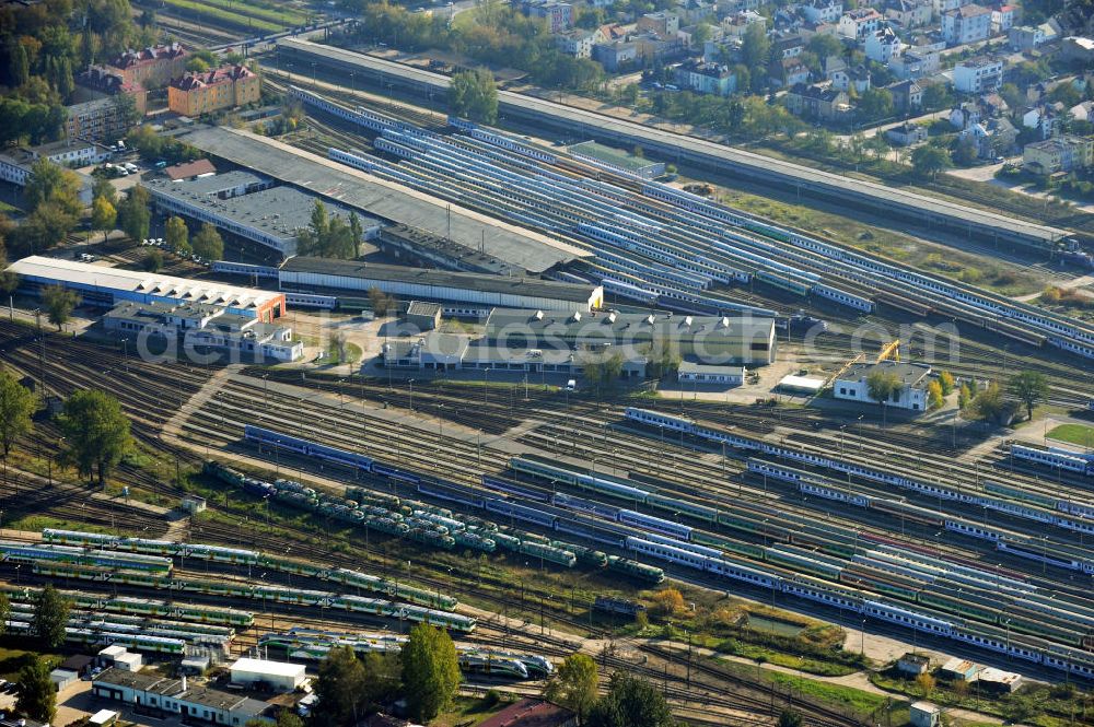 Aerial image Warschau - Das Railway Scientific & Technical Centre Warsaw / Centrum Naukowo Techniczne Kolejnictwa ist vom Eisenbahn - Bundesamt als Prüfstelle für eisenbahntypische Prüfungen an Schinenfahrzeugen anerkannt. Auf dem Gelände werden sowohl neue Erungenschaften getestet als auch technische Überprüfungen an Wagons vorgenommen. Außerdem werden die neuen Konstruktionen auf dem eigenen Schienennetz getestet. The Scientific & Technical Centre Warsaw / Centrum Naukowo Techniczne Kolejnictwa is recognized by the Eisenbahn Bundesamt as a test centre for railway constructions and railway technical checks. The Centre checks wagons but also constructs and developes new techniques. The centre owns testing tracks.