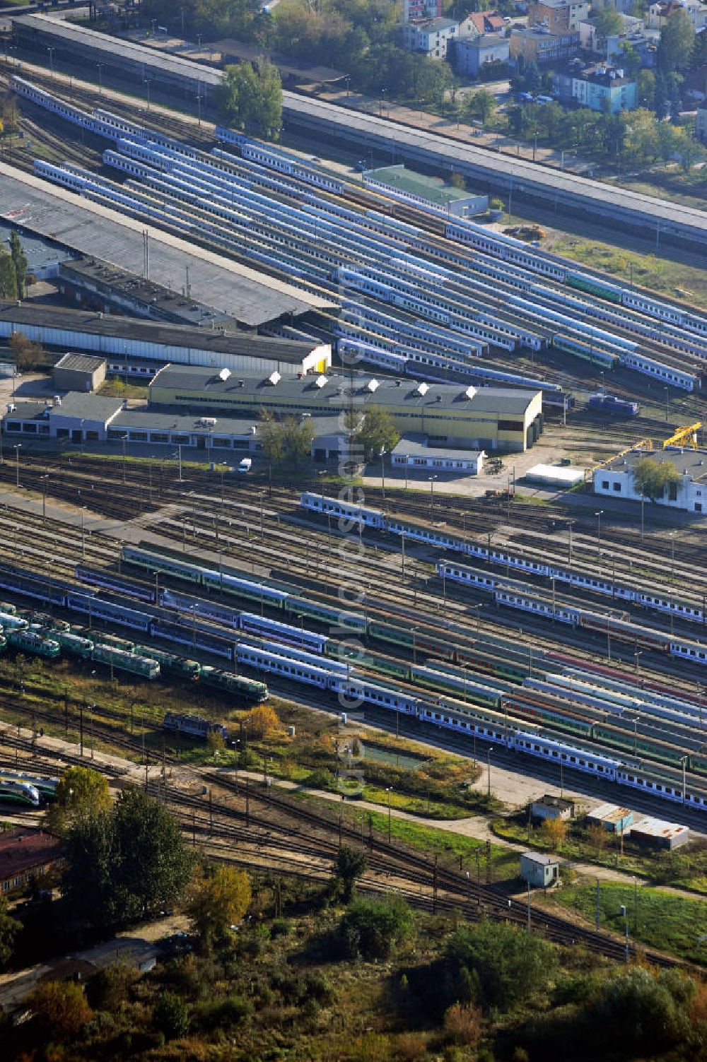 Warschau from above - Das Railway Scientific & Technical Centre Warsaw / Centrum Naukowo Techniczne Kolejnictwa ist vom Eisenbahn - Bundesamt als Prüfstelle für eisenbahntypische Prüfungen an Schinenfahrzeugen anerkannt. Auf dem Gelände werden sowohl neue Erungenschaften getestet als auch technische Überprüfungen an Wagons vorgenommen. Außerdem werden die neuen Konstruktionen auf dem eigenen Schienennetz getestet. The Scientific & Technical Centre Warsaw / Centrum Naukowo Techniczne Kolejnictwa is recognized by the Eisenbahn Bundesamt as a test centre for railway constructions and railway technical checks. The Centre checks wagons but also constructs and developes new techniques. The centre owns testing tracks.