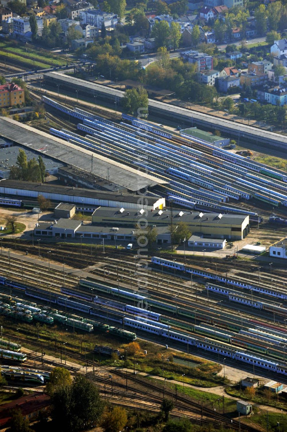 Warschau from the bird's eye view: Das Railway Scientific & Technical Centre Warsaw / Centrum Naukowo Techniczne Kolejnictwa ist vom Eisenbahn - Bundesamt als Prüfstelle für eisenbahntypische Prüfungen an Schinenfahrzeugen anerkannt. Auf dem Gelände werden sowohl neue Erungenschaften getestet als auch technische Überprüfungen an Wagons vorgenommen. Außerdem werden die neuen Konstruktionen auf dem eigenen Schienennetz getestet. The Scientific & Technical Centre Warsaw / Centrum Naukowo Techniczne Kolejnictwa is recognized by the Eisenbahn Bundesamt as a test centre for railway constructions and railway technical checks. The Centre checks wagons but also constructs and developes new techniques. The centre owns testing tracks.