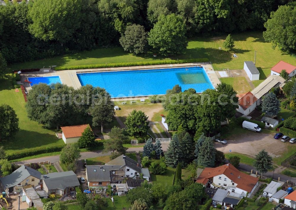 Gotha from above - In Riedweg of Gotha in Thuringia is the open-air bath Suedbad. The water park has a swimming pool, a wading pool and spacious sunbathing ways