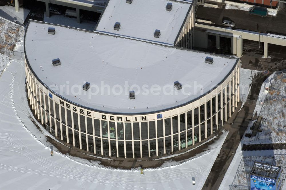 Berlin from the bird's eye view: Blick auf den winterlich verschneiten Südeingang zum Messegelände am Berliner Funkturm. Das Messegelände in Berlin liegt im Ortsteil Westend des Bezirks Charlottenburg-Wilmersdorf zwischen der Masurenallee (gegenüber dem Haus des Rundfunks), dem Messedamm und der Jafféstraße. Das Areal umfasst 26 Messehallen mit 160.000 m² Hallenfläche. Die Hallen sind miteinan der verbunden und es ist möglich, mehrere Hallen für bestimmte Veranstaltungen – abhängig von der Größe – zusammenzufassen. Ein flexibles Leitsystem bietet dem Besucher Orientierung bei seinem Messebesuch.