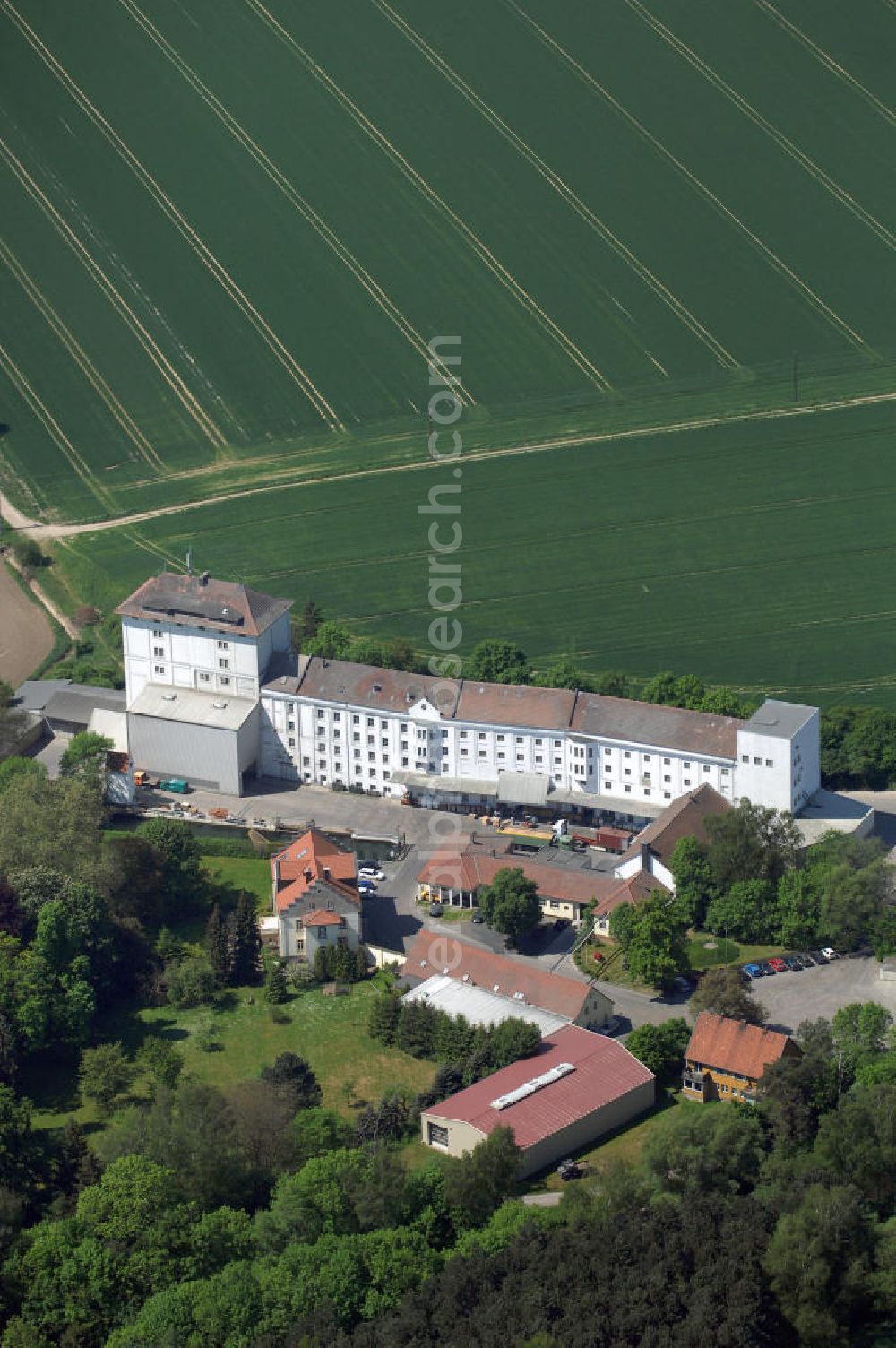 RINGELHEIM from the bird's eye view: Blick auf die Südhannoversche Mühlenwerke Engelke GmbH westlich von Ringelheim. Anschrift: Mühle Ringelheim 1, 38259 Salzgitter-Ringelheim, Telefon: +49 (0)5341/8323-0