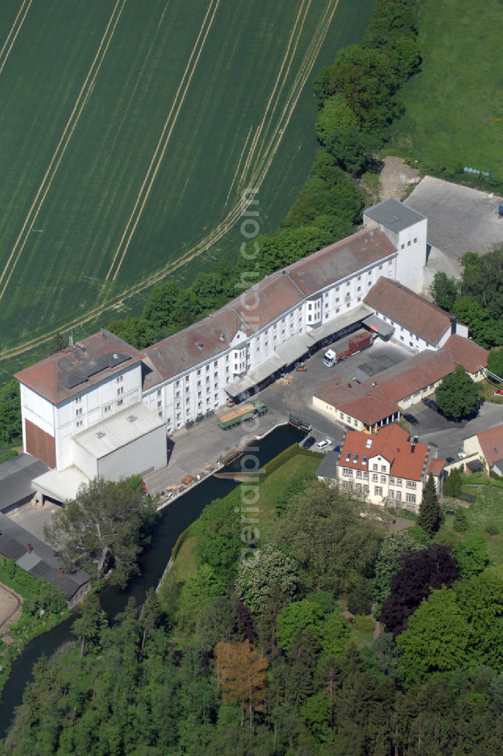 Aerial photograph RINGELHEIM - Blick auf die Südhannoversche Mühlenwerke Engelke GmbH westlich von Ringelheim. Anschrift: Mühle Ringelheim 1, 38259 Salzgitter-Ringelheim, Telefon: +49 (0)5341/8323-0