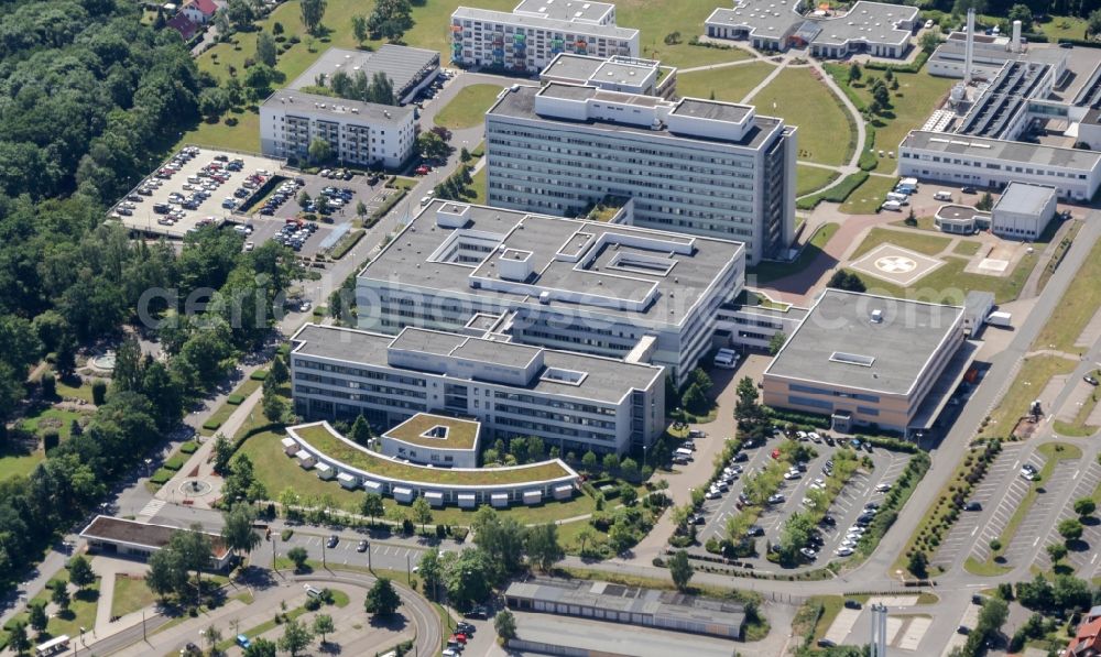 Aerial photograph Nordhausen - The building complex of the southern Harz Klinikum Nordhausen is located in the Dr.-Robert-Koch-Strasse in Nordhausen in Thuringia. In modern hospital care doctors in 26 specialty clinics to their patients. The hospital serves as a teaching hospital. It has been awarded as the most environmentally friendly hospital in the national comparison. Was designed by the architects of the hospital arko bauplanung GmbH