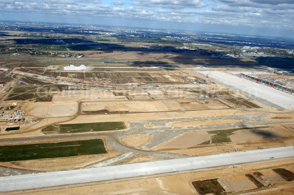 Schönefeld from above - Blick über die südliche Landebahn / Startbahn auf den Neubau der Gleisanlagen der Deutschen Bahn aus Richtung Selchower Kurve zur Anbindung an die Großbaustelle Flughafen Berlin-Schönefeld BBI. Ausführende Firmen: Hochtief AG; EUROVIA Beton; PORR; BERGER Bau; Kark Weiss; Matthai; Schäler Bau Berlin GmbH; STRABAG; MAX BÖGL