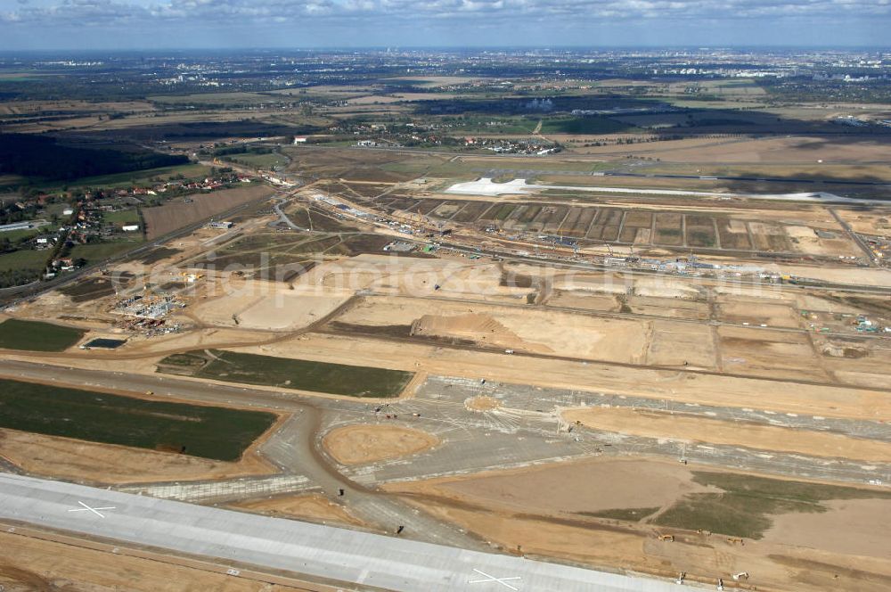 Aerial image Schönefeld - Blick über die südliche Landebahn / Startbahn auf den Neubau der Gleisanlagen der Deutschen Bahn aus Richtung Selchower Kurve zur Anbindung an die Großbaustelle Flughafen Berlin-Schönefeld BBI. Ausführende Firmen: Hochtief AG; EUROVIA Beton; PORR; BERGER Bau; Kark Weiss; Matthai; Schäler Bau Berlin GmbH; STRABAG; MAX BÖGL