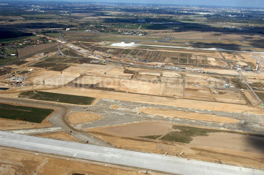 Aerial photograph Schönefeld - Blick über die südliche Landebahn / Startbahn auf den Neubau der Gleisanlagen der Deutschen Bahn aus Richtung Selchower Kurve zur Anbindung an die Großbaustelle Flughafen Berlin-Schönefeld BBI. Ausführende Firmen: Hochtief AG; EUROVIA Beton; PORR; BERGER Bau; Kark Weiss; Matthai; Schäler Bau Berlin GmbH; STRABAG; MAX BÖGL