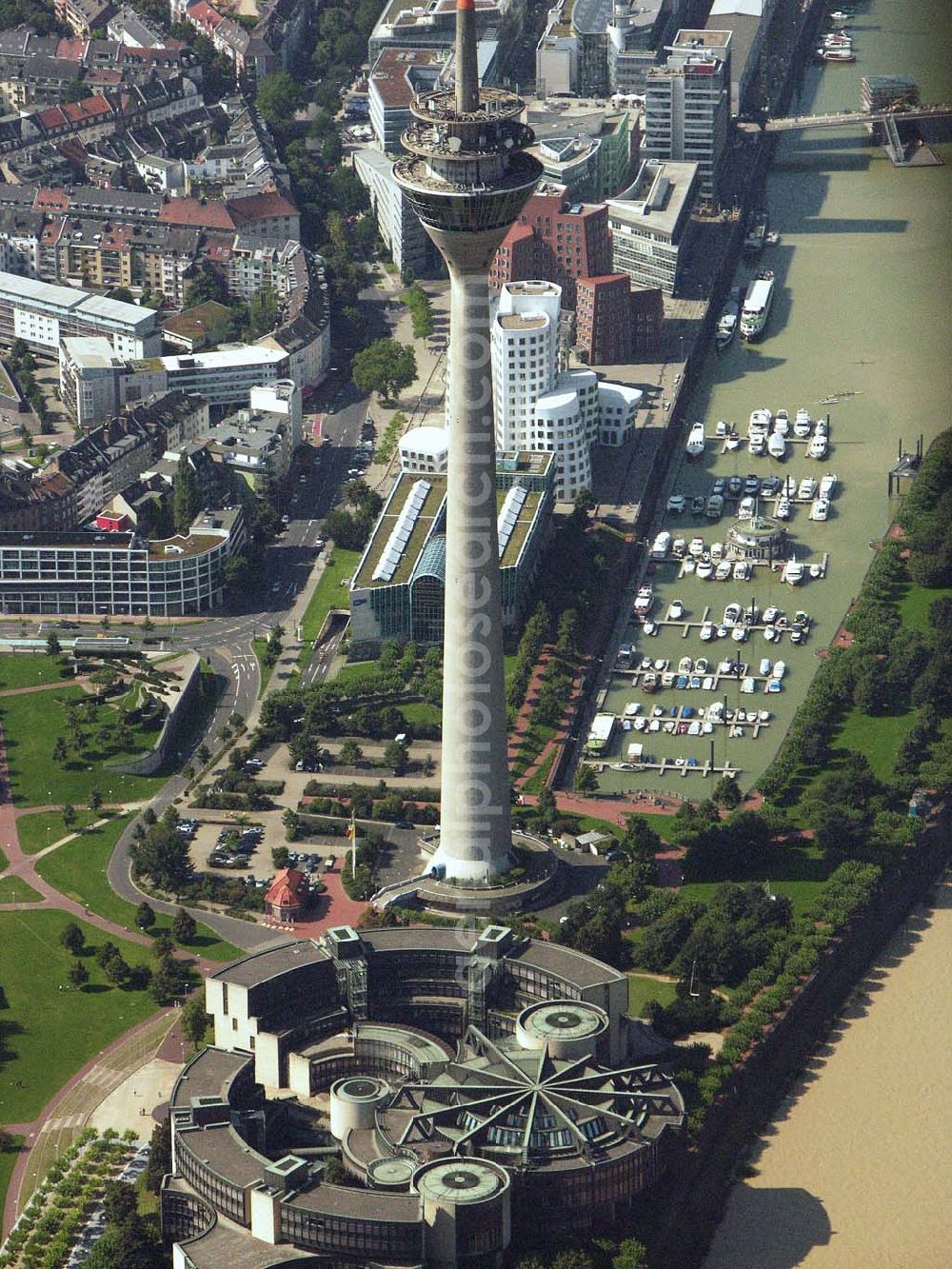 Düsseldorf (NRW) from the bird's eye view: Blick auf die südlich der Altstadt gelegende Rheinpromenade in Düsseldorf. Im Vordergrund ist der Landtag Nordrhein-Westfalens und der Rheinturm zu sehen. Weiter im Hintergrund befindet sich der neue umgestaltete Medienhafen.