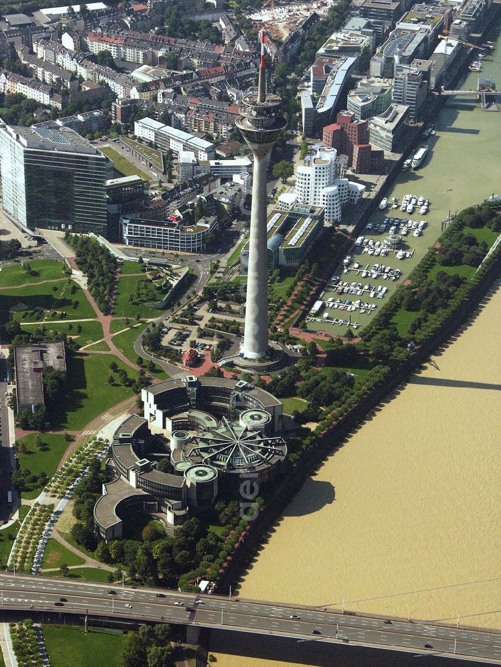 Aerial image Düsseldorf (NRW) - Blick auf die südlich der Altstadt gelegende Rheinpromenade in Düsseldorf. Im Vordergrund ist der Landtag Nordrhein-Westfalens und der Rheinturm zu sehen. Weiter im Hintergrund befindet sich der neue umgestaltete Medienhafen.