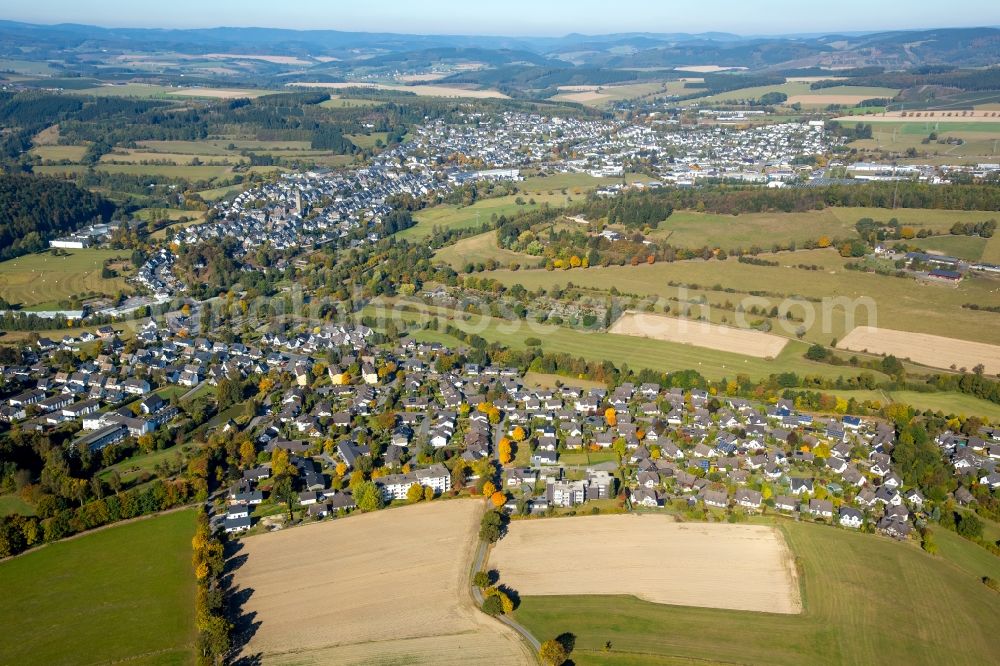 Schmallenberg from the bird's eye view: Southern district at the street Lenninghof in Schmallenberg in the state North Rhine-Westphalia